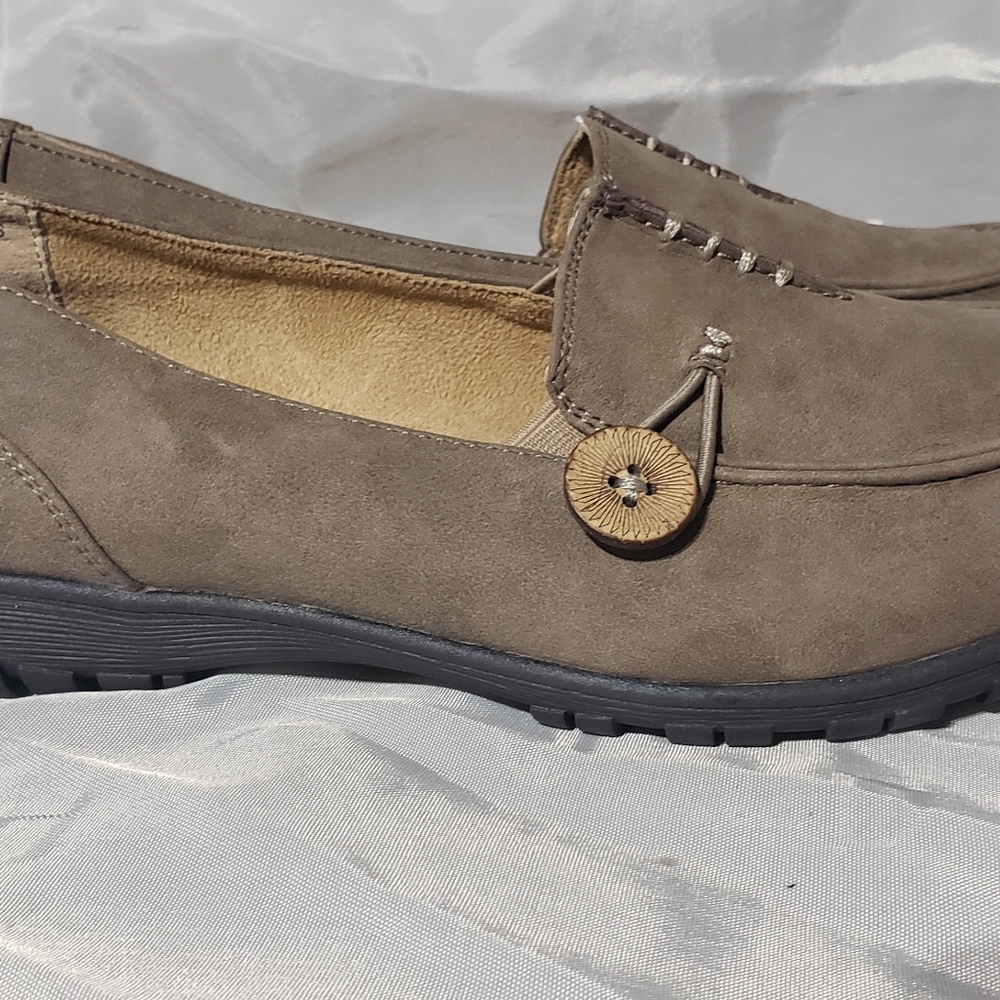 Basic Editions tan shoes.   Size 8 Med